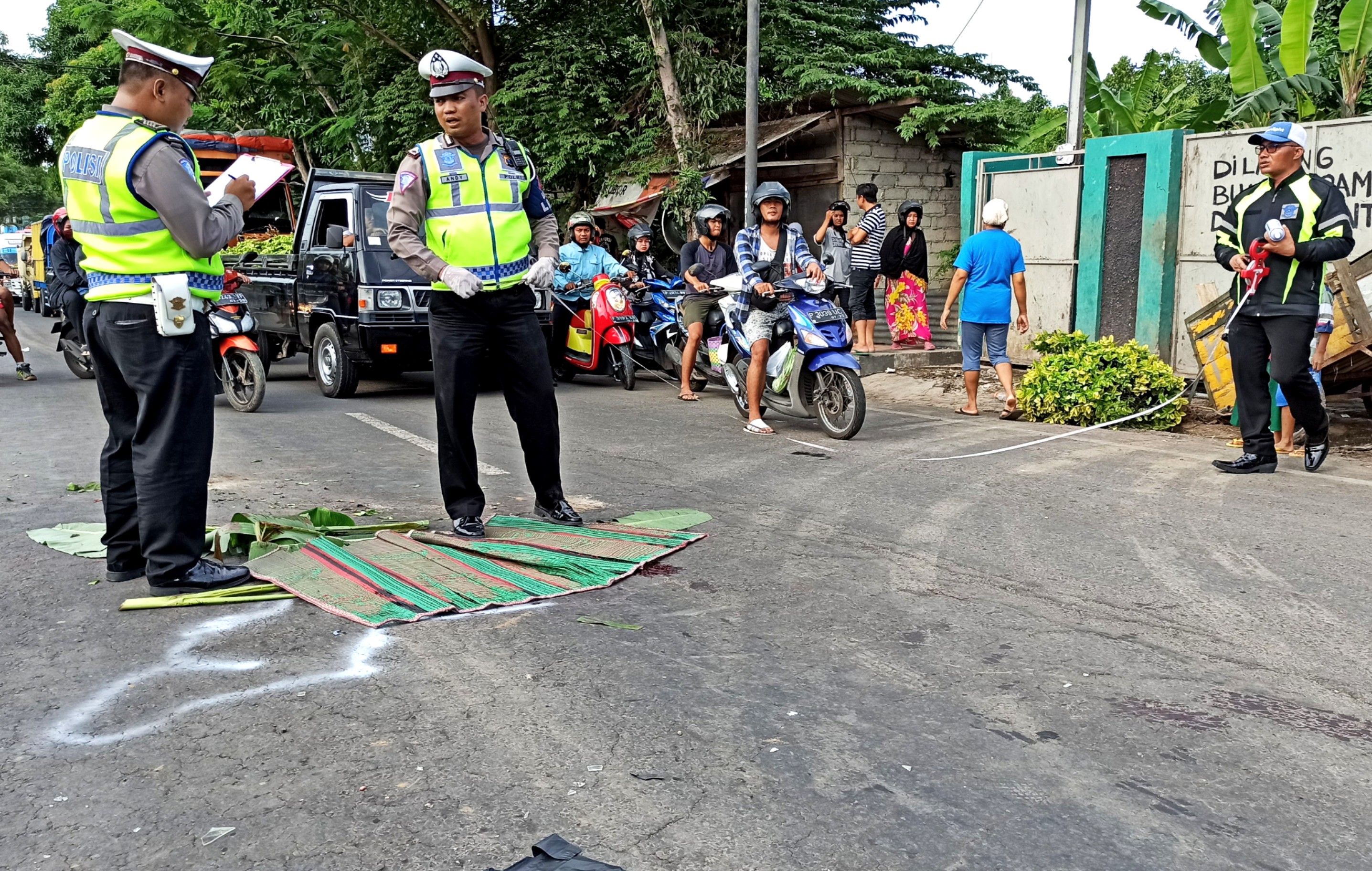 Polisi melakukan olah TKP di lokasi kecelakaan maut yang menewaskan dua pelajar (foto: Hujaini/ngopibareng.id)
