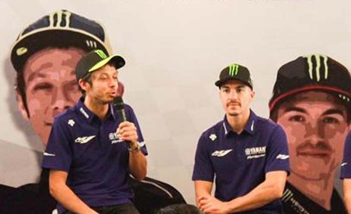 Pebalap Tim Yamaha Valentino Rossi (kiri) dan Maverick Vinales, saat bertemu fans di Jakarta, Selasa. (Foto:Antara)