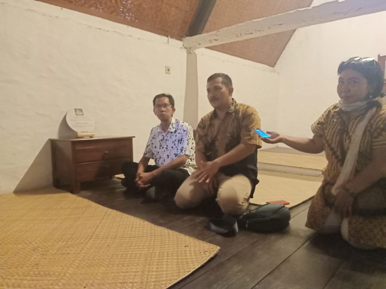 Adi Sutarwijono saat bersama DPRD Jogjakarta mengunjungi rumah Bung Karno. (Foto: dok. Pribadi)