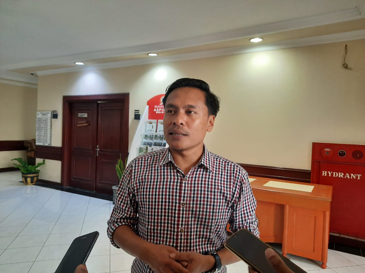 Arif Fathoni saat berbincang dengan awak media di DPRD Kota Surabaya. (Foto: Alief/ngopibareng.id)