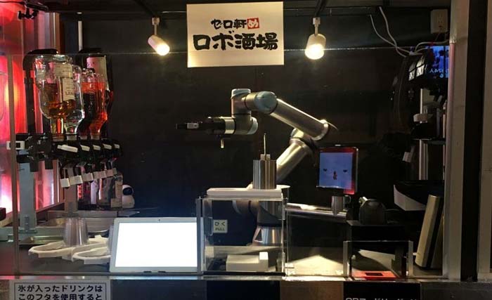 Robot sebagai bartender diuji coba di jaringan bar  Yoronotaki di Tokyo, Jepang. (Foto:LineToday)