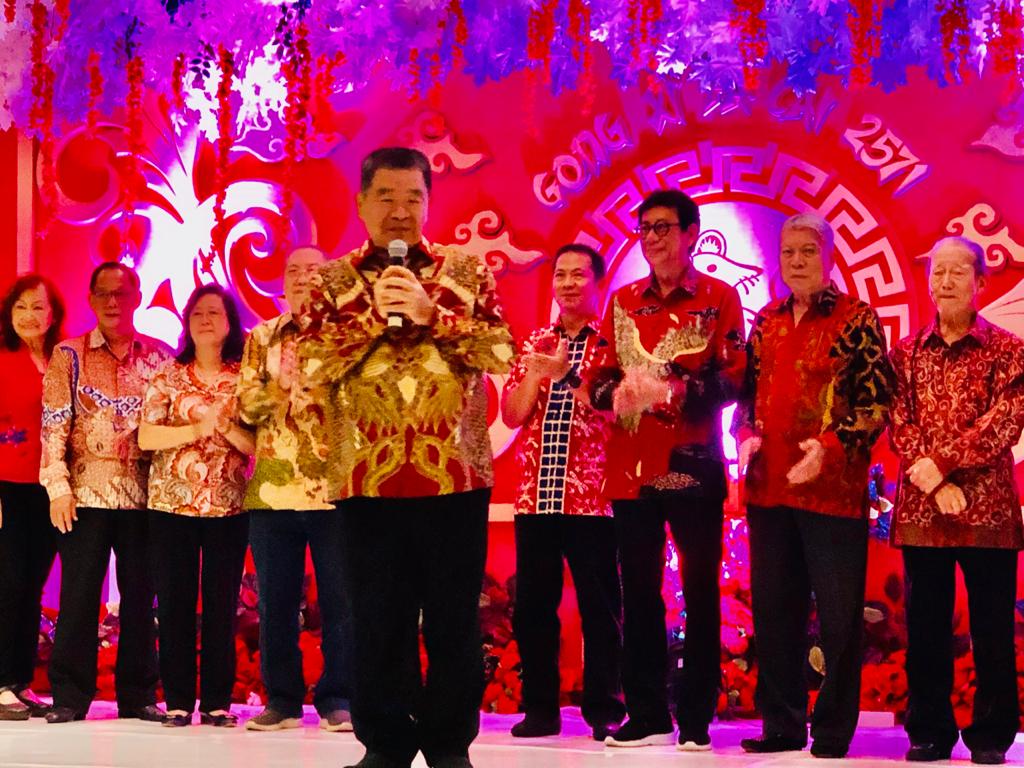 Ketua Longevitology Surabaya Ongko Digdoyo saat memberi sambutan dalam Perayaan Imlek di Golden City Mall Surabaya. (Foto ngopibareng)