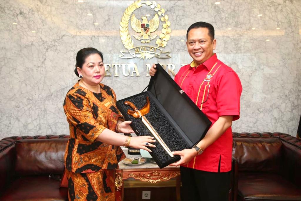 Ketua MPR RI Bambang Soesatyo (Bamsoet) menerima cindera mata keris dari Ratu Pakubuwono dan KPA Widodo Hadiningrat, penguasa Keraton Kasunanan Surakarta Hadiningrat, Rabu 5 Februari 2020. (Foto: Istimewa)