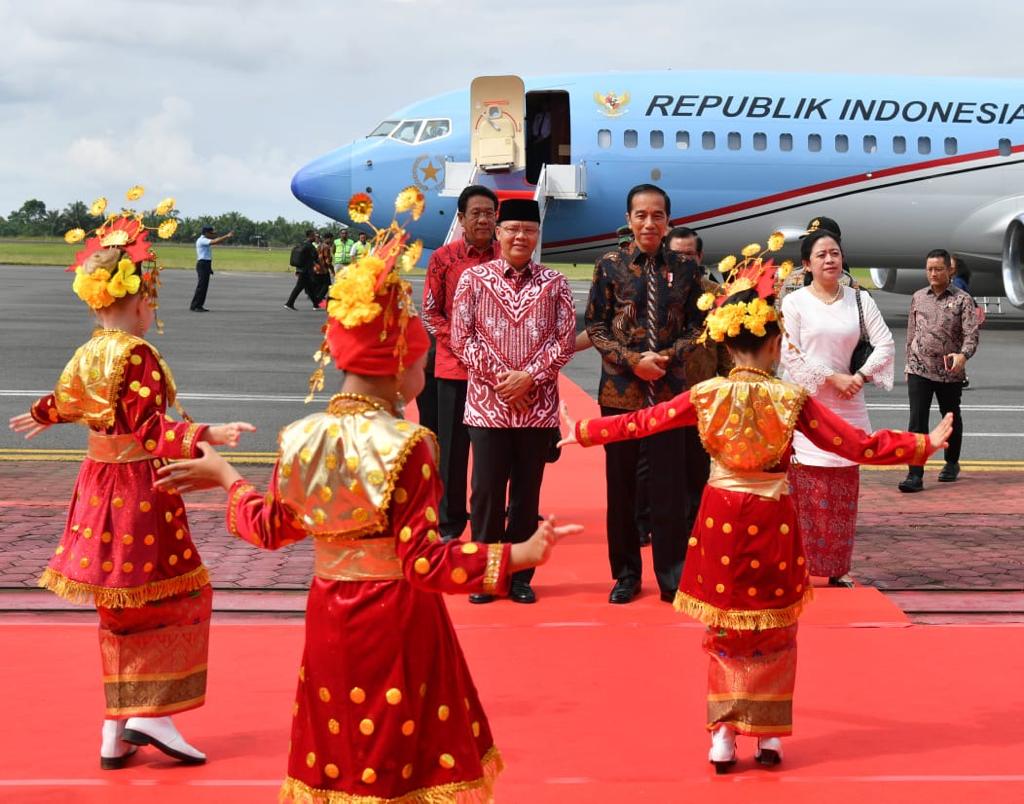 Presiden Joko Widodo (Jokowi) tiba di Bandara Fatmawati Bengkulu, disambut tarian selamat datang. (Foto: BPMI Setpres)