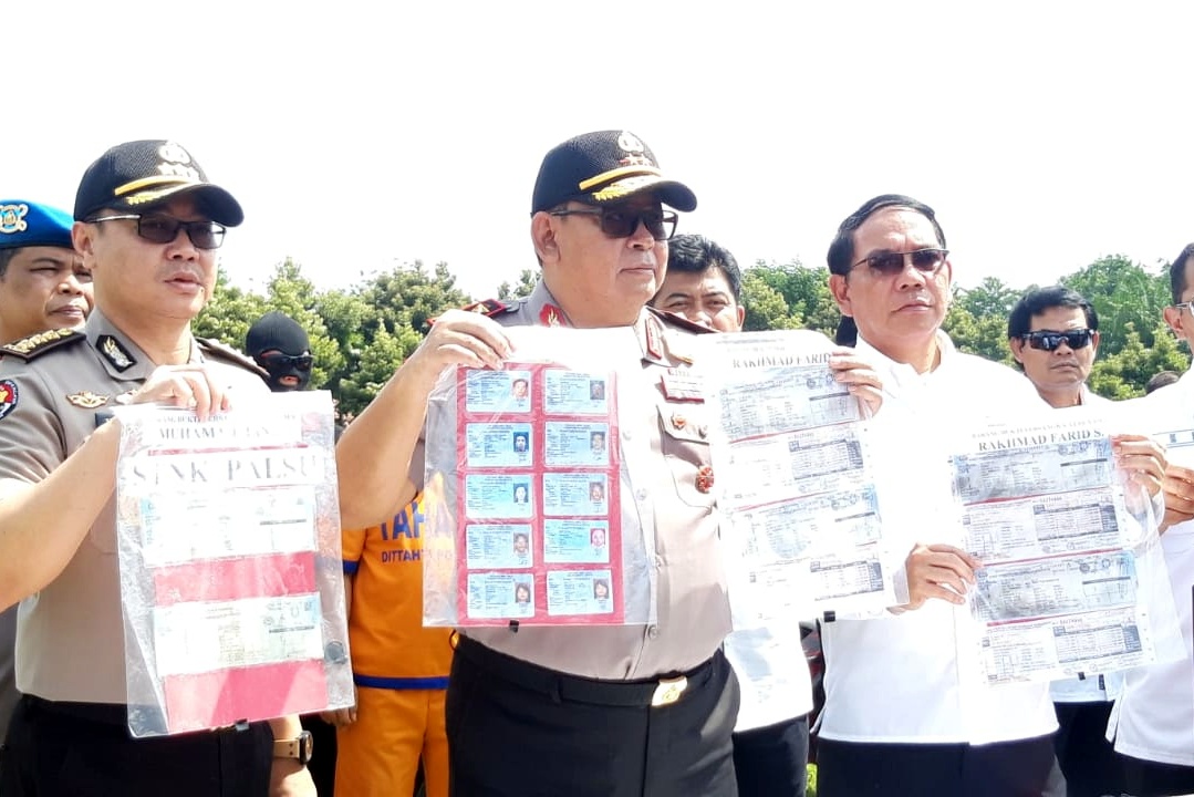 Kapolda Jatim menunjukkan barang bukti hasil penangkapan pelaku curanmor dan pembuat STNK palsu di Mapolda Jatim, Surabaya, Rabu 5 Februari 2020. (Foto" Fariz/ngopibareng.id)