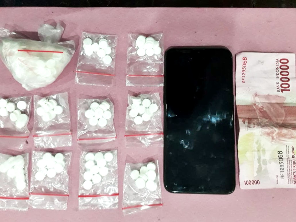 Barang bukti pil trex, telepon genggam serta uang tunai yang diamankan Polisi (foto:istimewa)