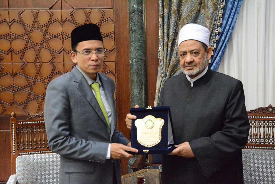 Grand Syaikh Al-Azhar Ahmed Al-Tayeb memberikan penghargaan kepada Ketua Organisasi Internasional Alumni Al-Azhar (OIAA) cabang Indonesia M Zainul Majdi atau akrab disapa Tuan Guru Bajang (TGB) di Kairo, Mesir, pada 17 Oktober 2019. (Foto: wasathiyyah.com)