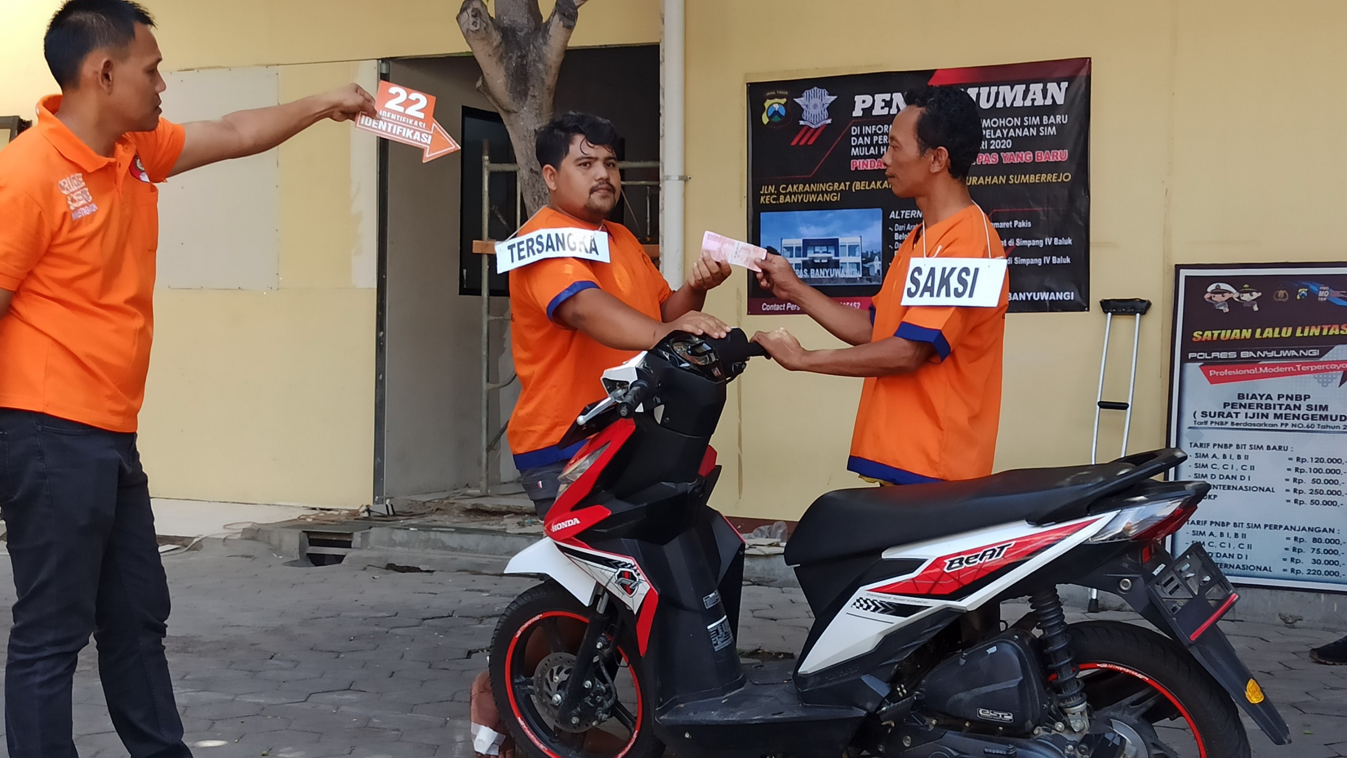 Adegan saat tersangka menjual sepeda motor Rosidah kepada Slamet Hadi Mulyono (Foto: Hujaini/ngopibareng.id)