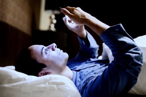 Ilustrasi paparan cahaya smartphone di malam hari yang tidak baik untuk kesehatan. (Foto: Google)
