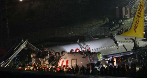 Pegasus Airlines. Pesawat  Boeing 737 milik Pegasus Airlines tergelincir di bandara Istambul dan patah jadi tiga bagian. (Foto:BBC)
