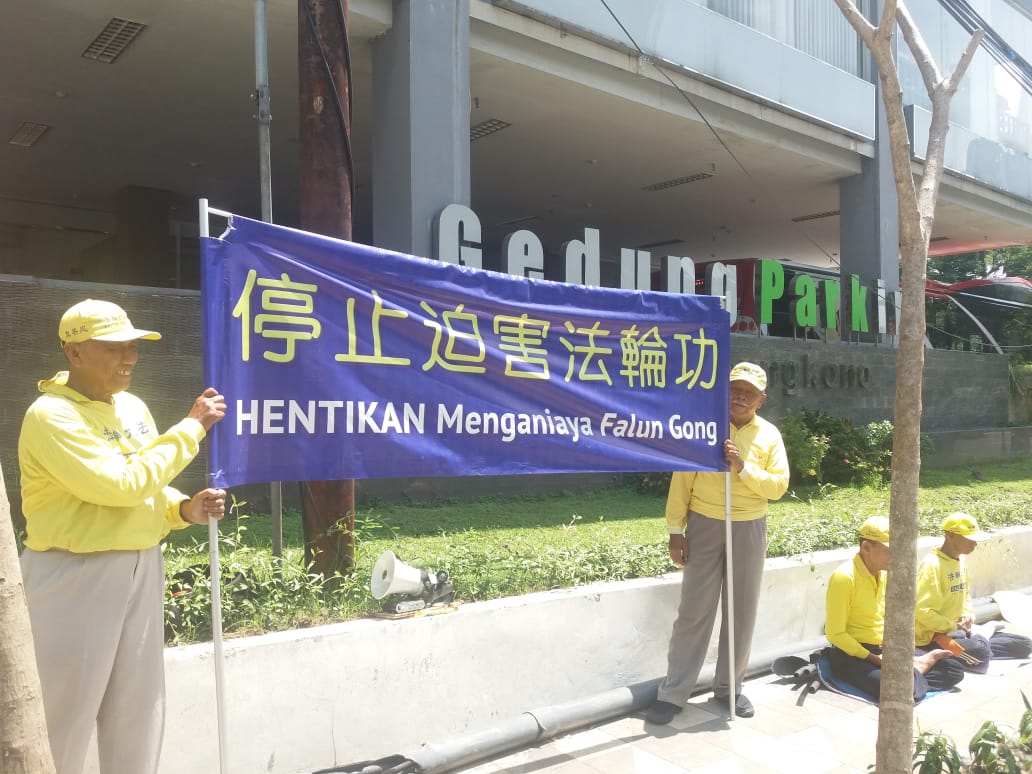 Anggota komunitas Falun Gong gelar aksi di depan Kantor Konsulat Jendral Cina di Jalan Meyjend Sungkono, Surabaya, Kamis, 6 Februari 2020. (Foto: Andhi/ngopibareng.id)