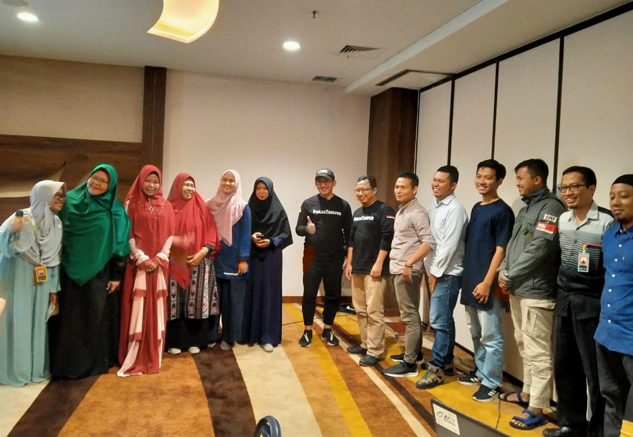 Para pengurus ACT Jatim foto bersama usai acara bincang kemanusiaan di Surabaya. (Foto: Istimewa)
