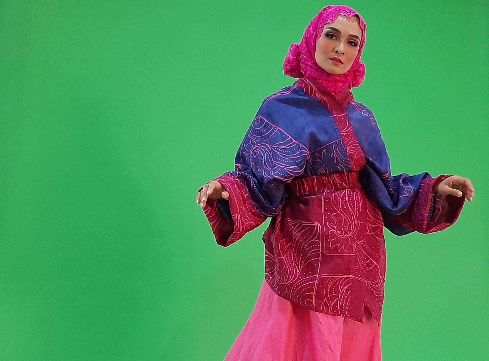 Hijab  dan busana dengan warna  pop art karya Embran Nawawi. (Foto:Pita/Ngopibareng.id)
