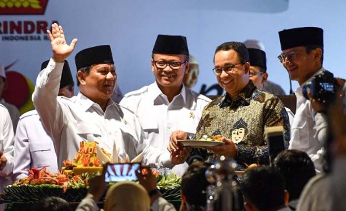 Anies Baswedan menerima piring berisi potongan tumpeng dari Prabowo, pada HUT ke 12 Partai Gerindra, disaksikan Wakil Ketua Dewan Pembina Gerindra Sandiaga Uno (kanan), Wakil Ketua Umum Edhy Prabowo (ketiga kanan), Kamis. di kantor DPP Gerindra di Jakarta Selatan. (Foto:Antara)