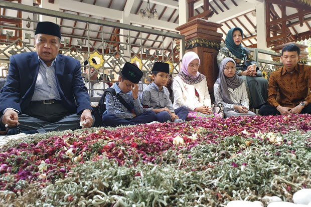 KH Said aqil Siroj ketika berziarah di Makam Ulama di Pesantren Tebuireng Jombang. (Foto: Istimewa)