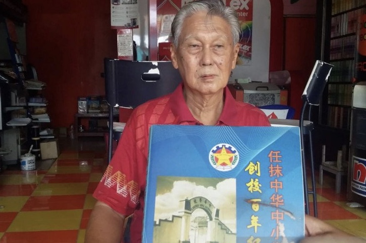 Salah satu guru Chung Hua School Jember Chen Yong Yen atau Iwan Natawidjaja saat menunjukkan buku kenangan sekolah Tionghoa Jember. (Foto: Dok/Antara)