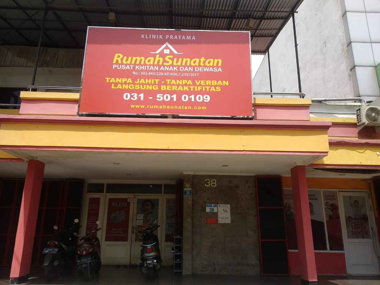 Tampak depan Rumah Sunatan di Jl. Ngagel Jaya 38 A, Surabaya (Foto: Rizqi Mutqiyyah/ngopibareng.id)