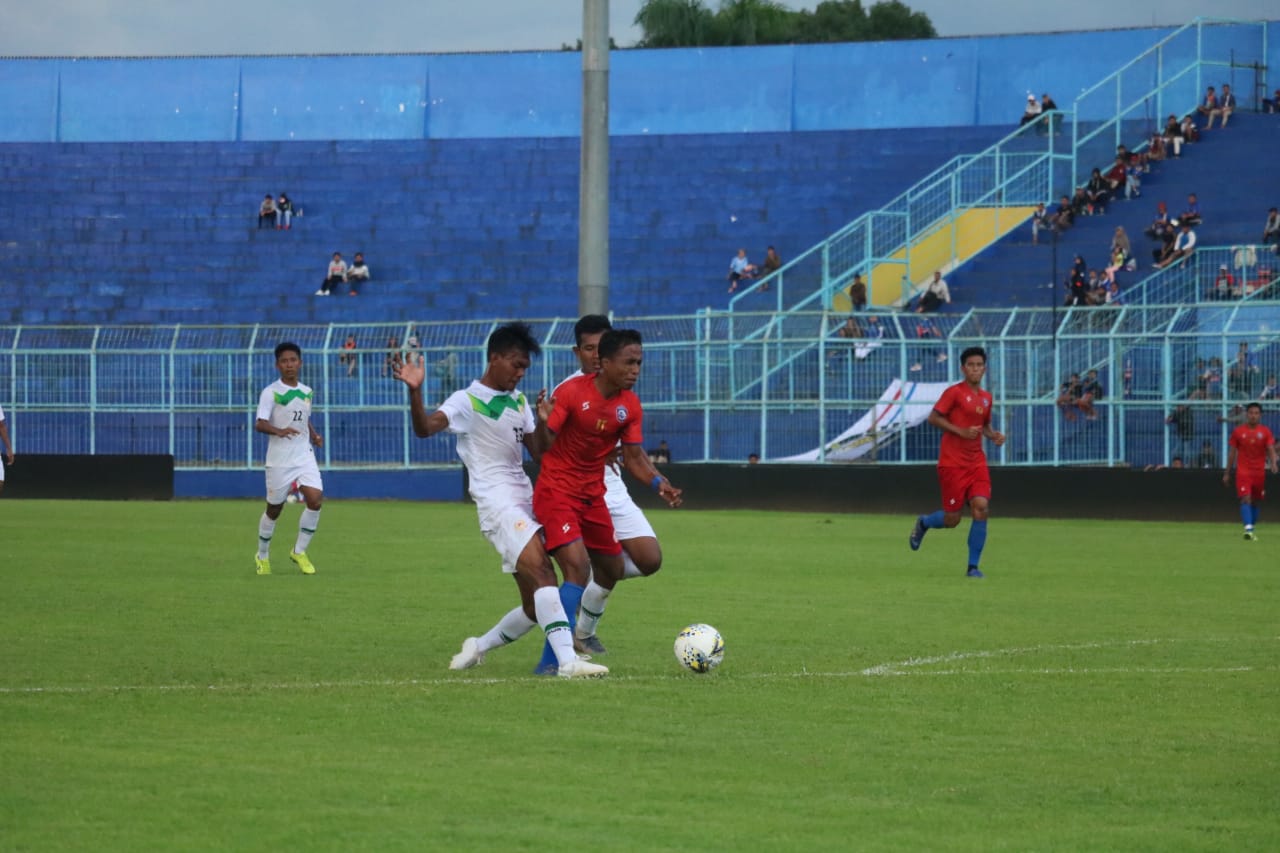 Skuad Arema FC saat menjalani laga uji coba kontra Semeru FC di Stadion Kanjuruhan (foto: istimewa)