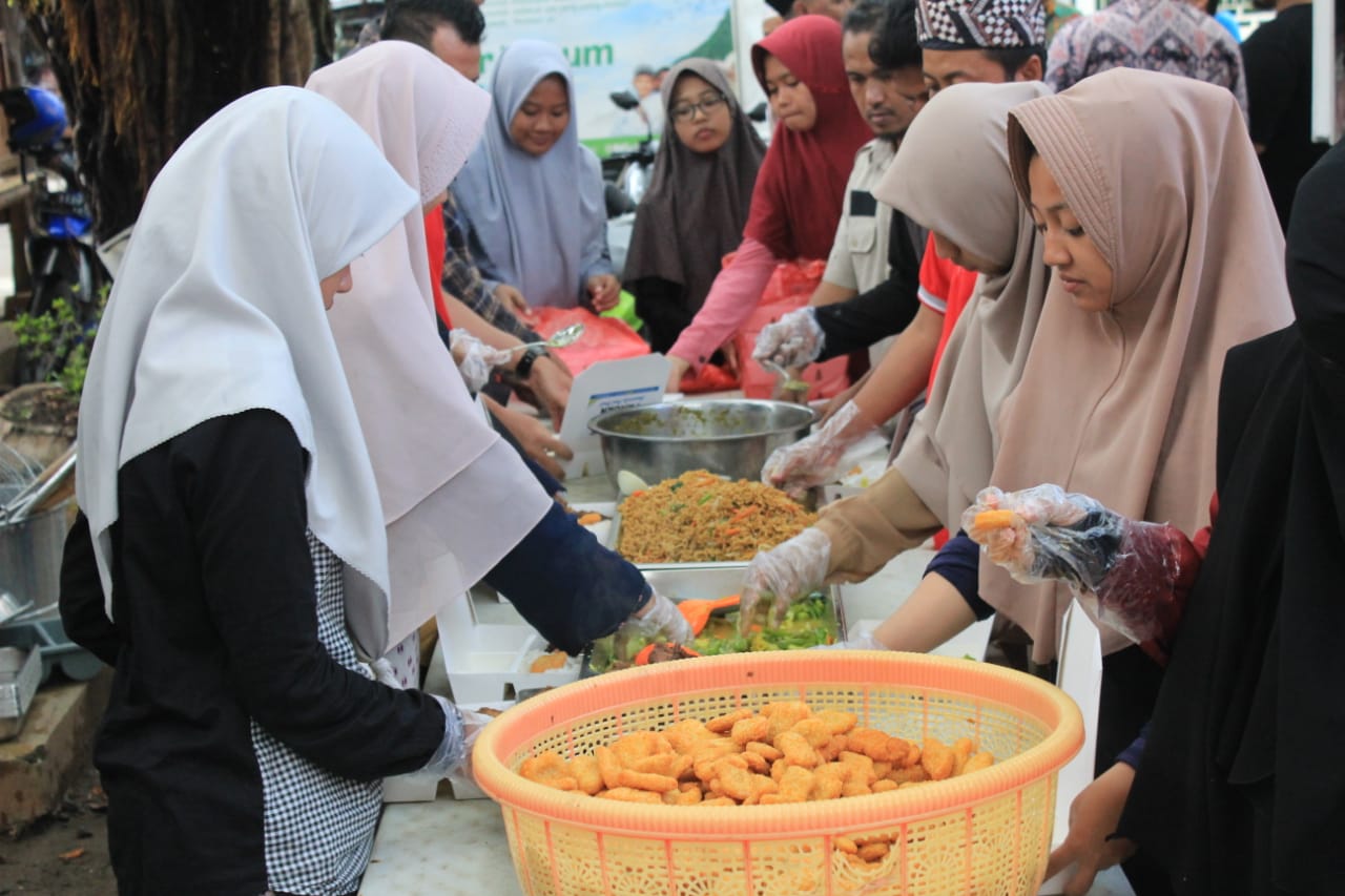 Tim HFT ACT yang menyediakan makanan bagi peziarah Gus Solah. (Foto: istimewa)