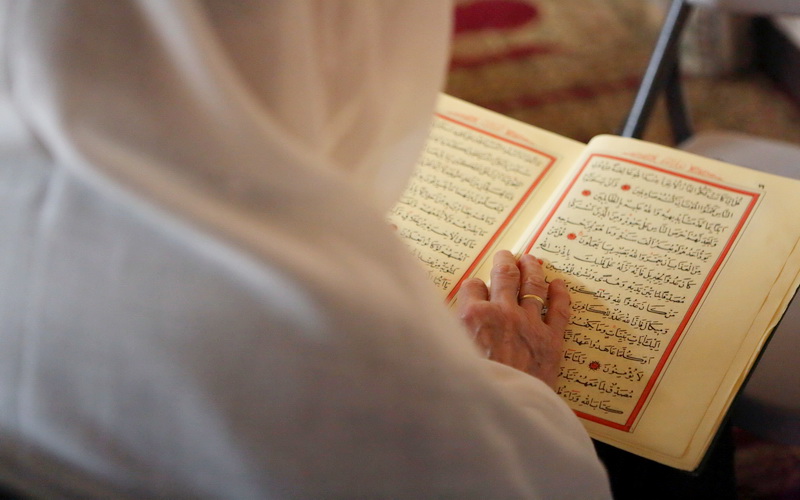 Ilustrasi seorang membaca Al-Quran. (Foto: Istimewa)