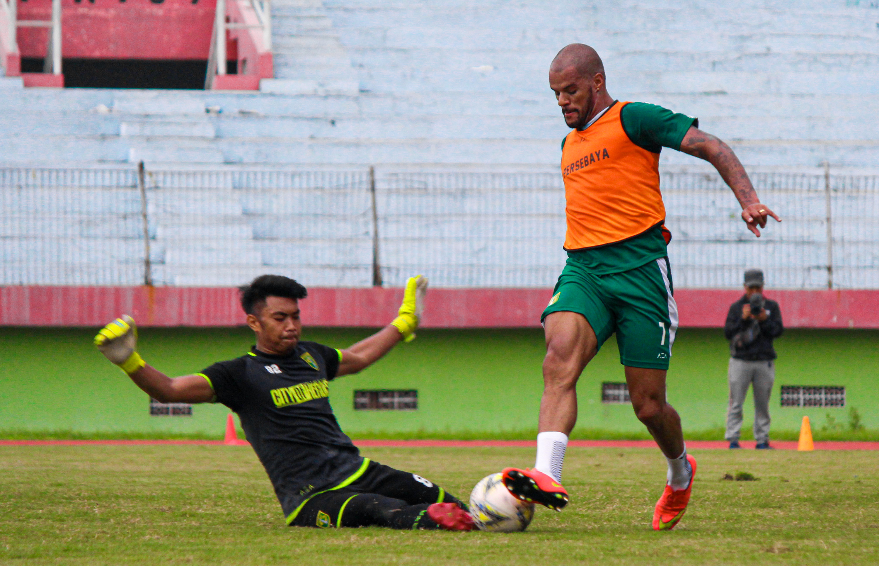 Striker Persebaya, David Aparecido Da Silva mencoba melewati kiper dalam latihan. (Foto: Fariz/ngopibareng.id)