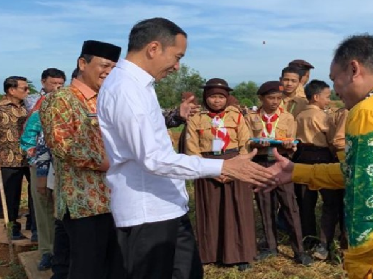 Presiden Joko Widodo didampingi Ketua PWI Jabar Hilman Hidayat saat akan menanam pohon di lingkungan perkantoran Provinsi Kalimantan Selatan. (Foto: Dara.co.id) 