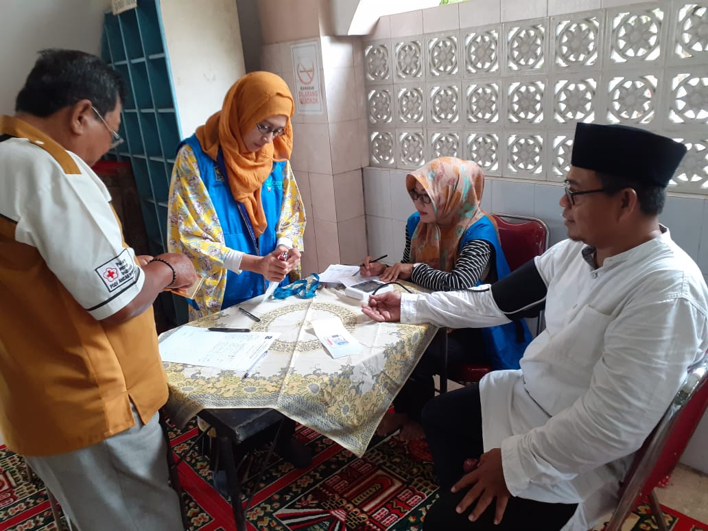 H Saiful, Takmir Masjid Al Huda sedang diperiksa untuk donor darah. (Foto Istimewa)