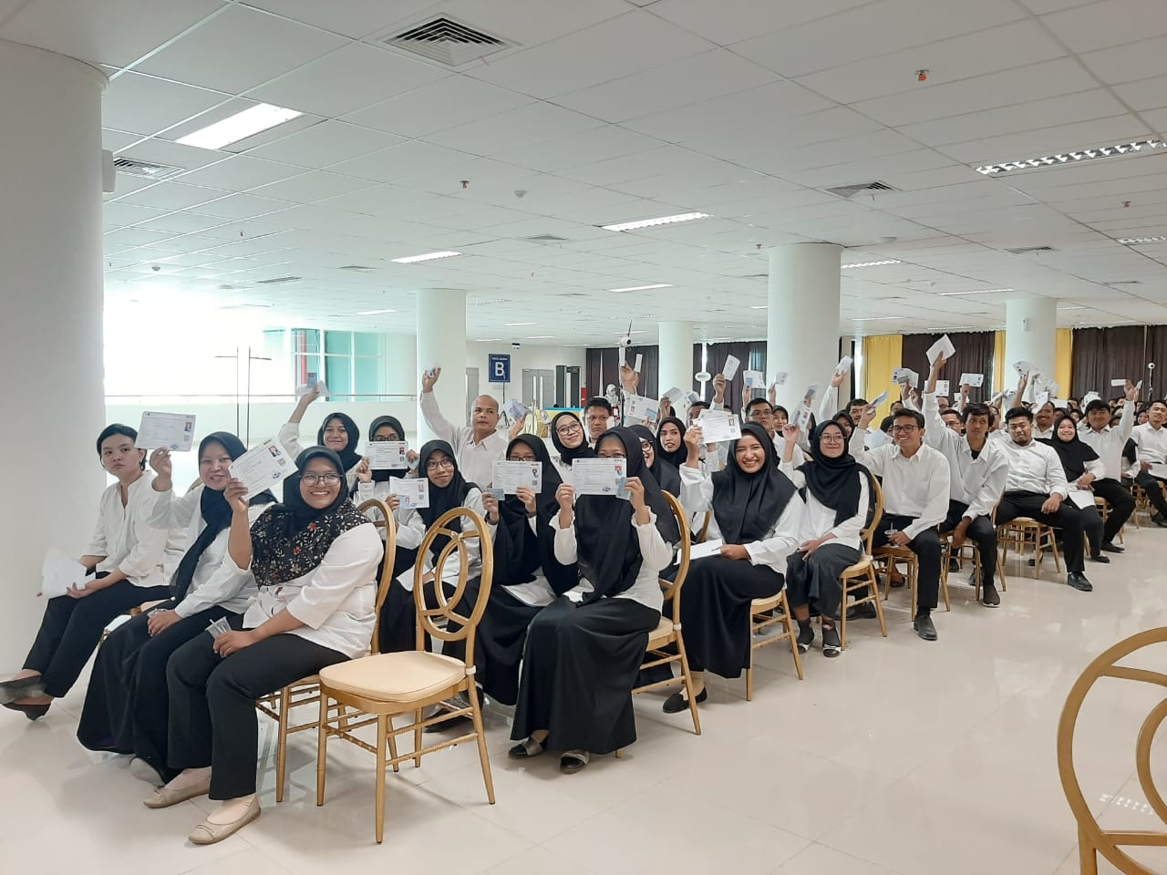 Para peserta Seleksi Kompetensi Dasar (SKD) CPNS Pemprov Jatim di Graha Unesa Lidah Wetan Surabaya, Sabtu 8 Februari 2020. (Foto: Pita/ngopibareng.id)