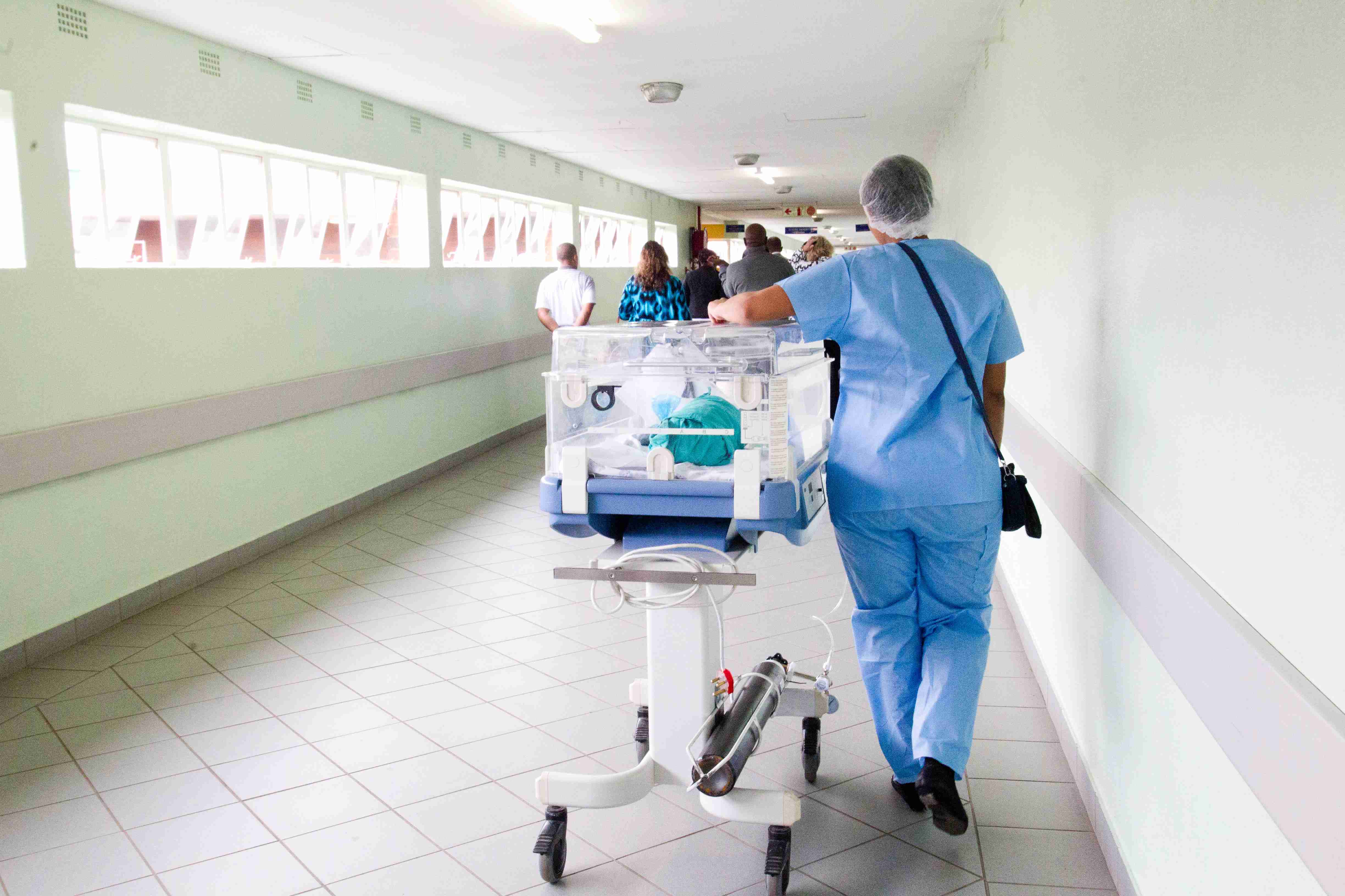 Perawat di dalam rumah sakit. Lima warga Inggris terserang virus corona ketika berada di resor ski Pegunungan Alpen,Prancis. (Foto:unsplash)