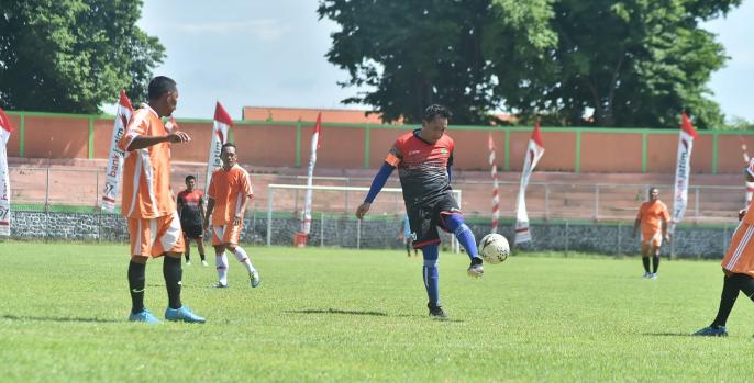 Bupati Pasuruan sebagai kapten dari tim umaro dalam laga koordinasi sepakbola umaro, ulama, dan wartawan. (Foto: Dok Humas)