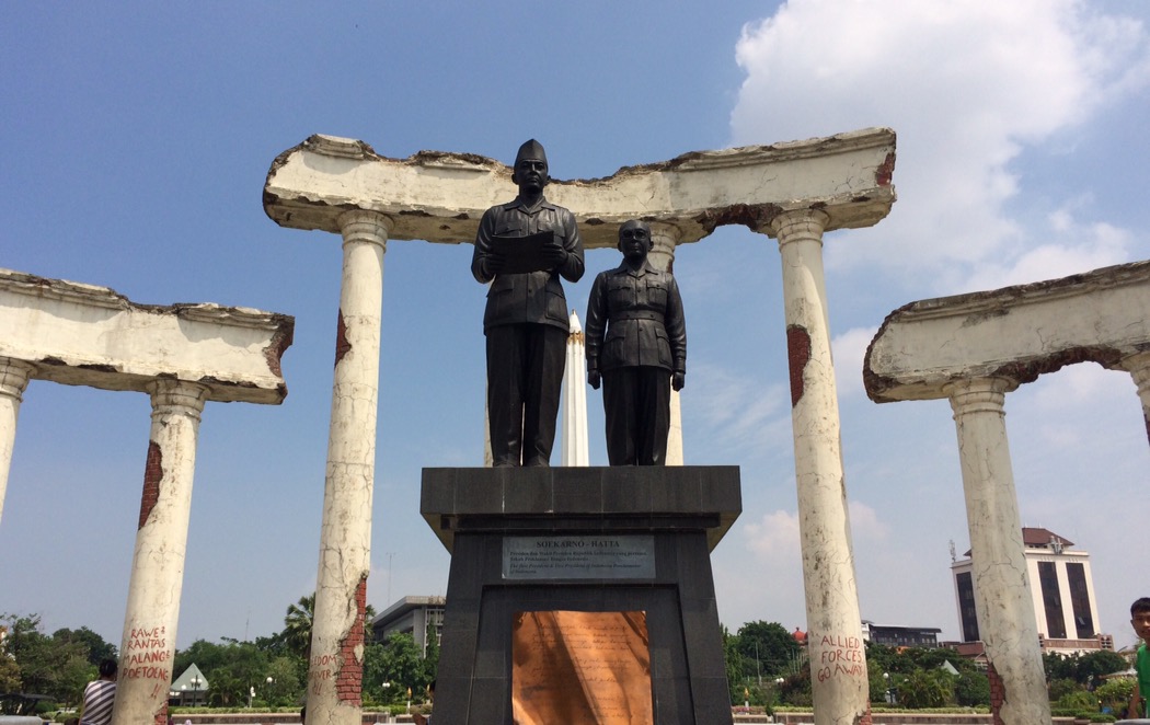 Patung Sang Dwi-Tunggal Soekarno-Hatta menghiasi komplek taman Tugu Pahlawan, Surabaya