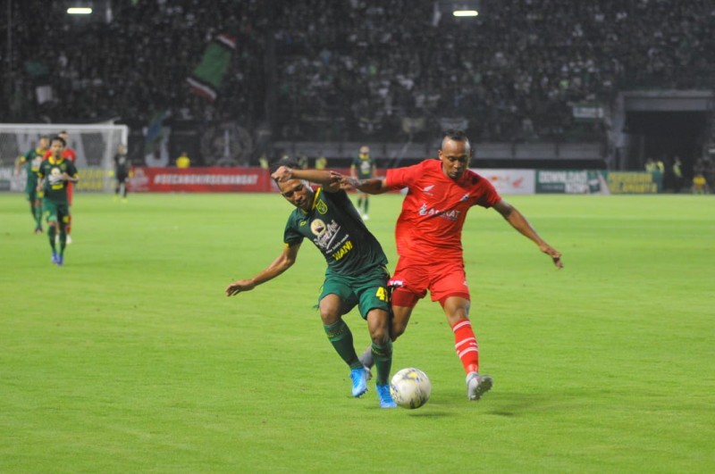 Penyerang sayap kiri Persebaya, Irfan Jaya, mendapat pengawalan ketat dari pemain belakang Sabah FA. (Foto: Erfan Japrak/Ngopibareng.id)