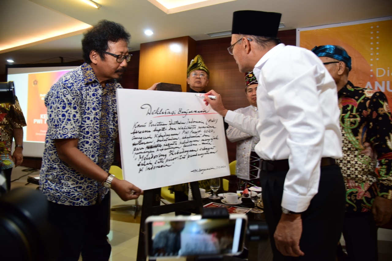 Menteri Koordinator Pembangunan Manusia dan Kebudayaan (Menko PMK) Muhadjir Effendi menandatangani Deklarasi Banjarmasin. (Foto: Dok. PWI)