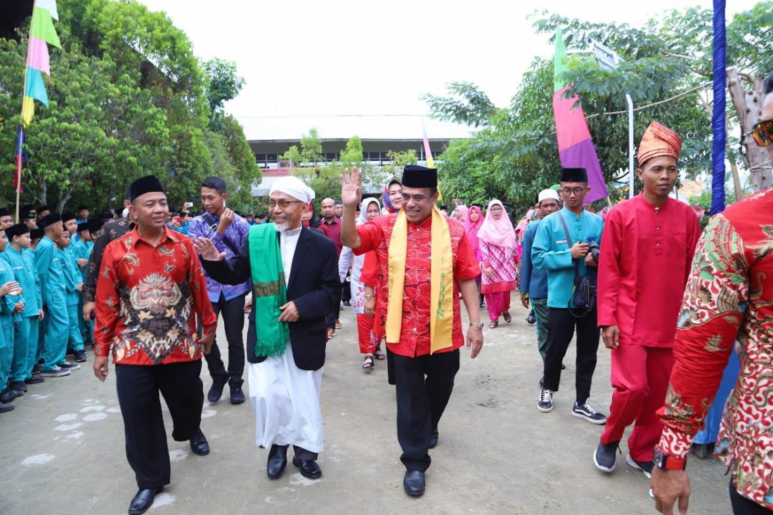 Menag Fachrul Razi didampingi Pengasuh Ponpes Ushuluddin KH Bujang Rasnie, di Singkawang, Kalimatan Barat, Sabtu 8 Februari 2020. (Foto: kemenag)
