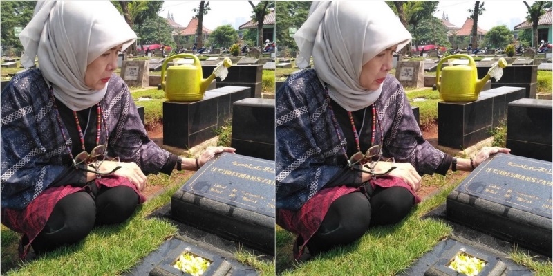 Damayanti Noor semasa hidupnya kerap berziarah ke makam sang suami, Chrisye. Kini, keduanya dikebumikan dalam satu liang lahat, Minggu 9 Februari 2020. (Foto: Instagram)
