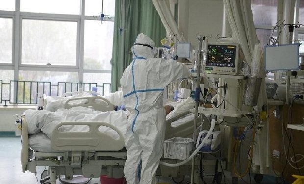 Ilustrasi tim medis saat merawat pasien terpapar virus corona. (Foto: Daily Star)