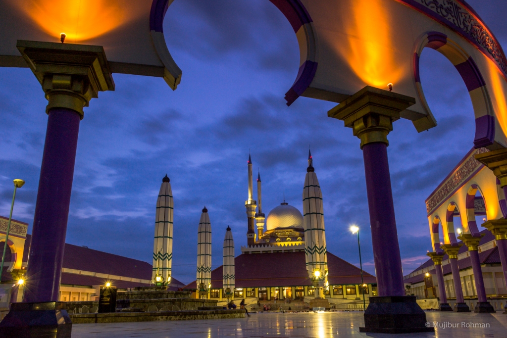 Menunggu matahari terbit di Masjid Agung Jawa Tengah di Semarang. (Foto: Istimewa)