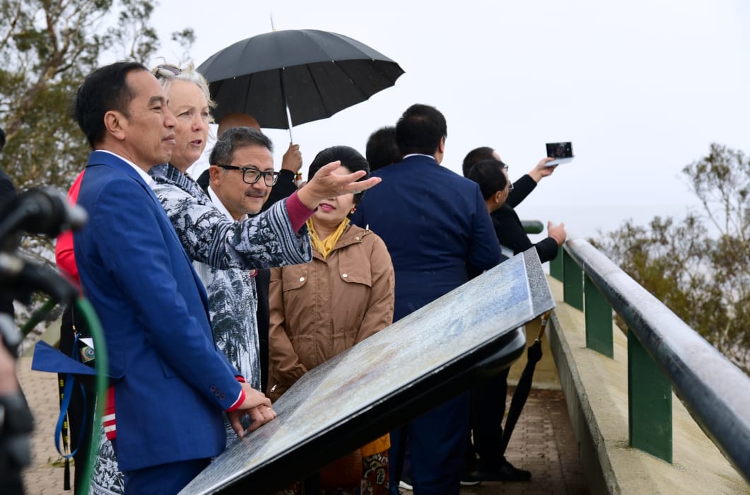 Presiden mengunjungi  kawasan Mount Ainslie di Canberra, Australia. Kunjungannya kali ini mencari inspirasi untuk pembangunan ibu kota baru. (Foto:BPMI Setpres)