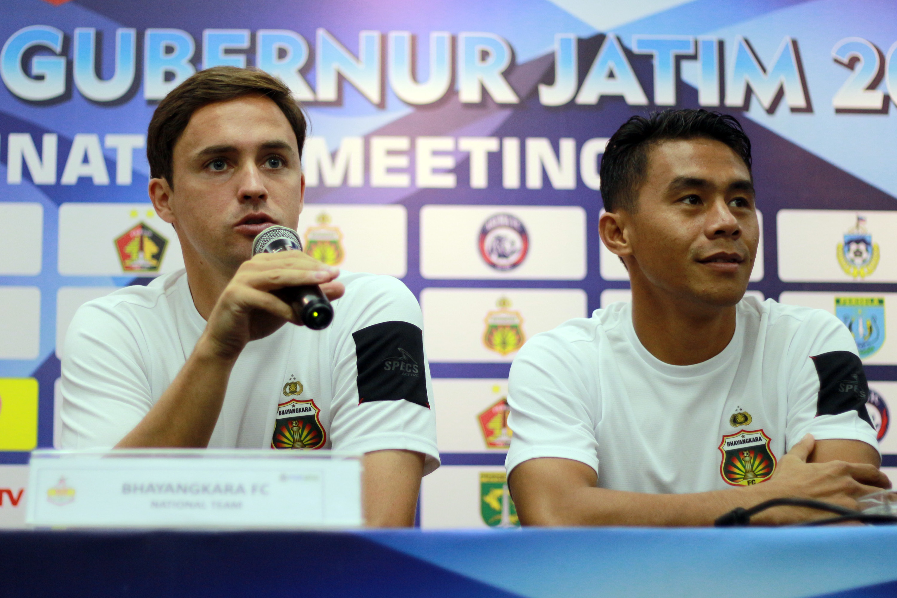 Pelatih Bhayangkara FC, Paul Monster (kiri) bersama pemain Alsan Sanda memberikan keterangan di Hotel Quest, Surabaya, Minggu 9 Februari 2020. (Foto0: Fariz/ngopibareng.id)