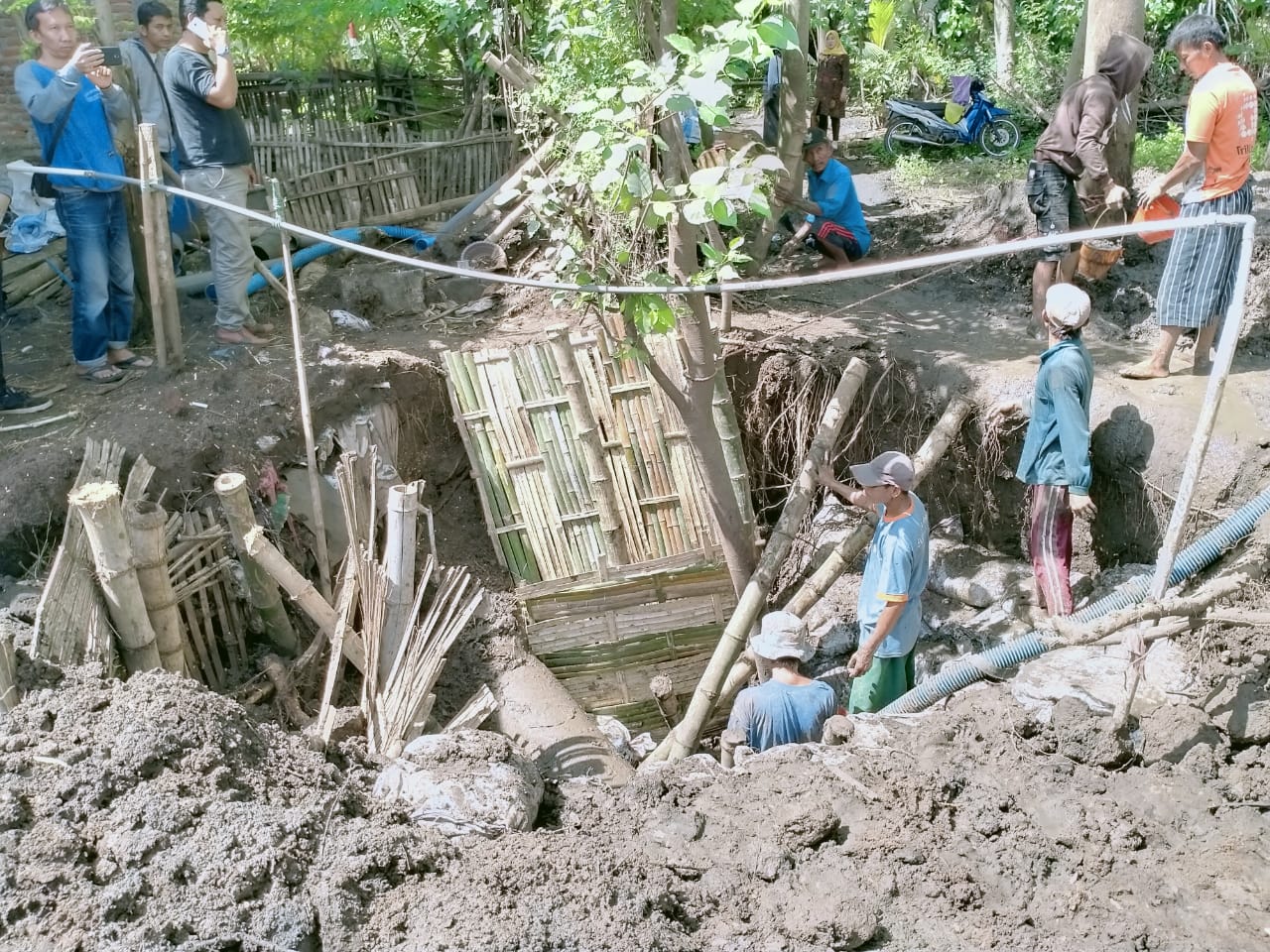 Perbaikan pipa PDAM Kota Probolinggo yang bocor di kawasan Sumber Ronggojalu masih terus berlangsung. (foto: Ikhsan/ngopibareng.id)