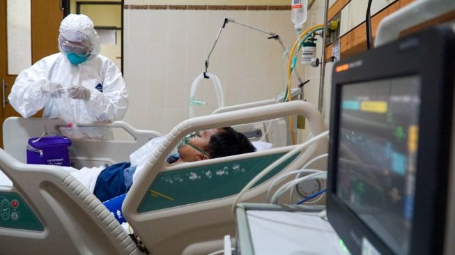 Ilustrasi. Seorang pasien sedang menjalani perawatan karena terinfeksi virus corona. 