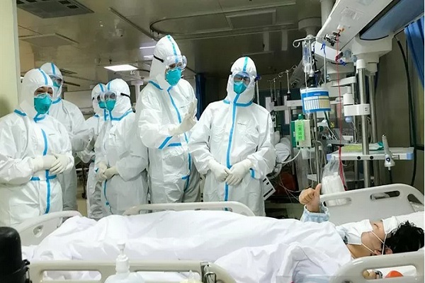 Penanganan tim medis terhadap pasien terjangkit virus corona. (Foto: AFP)