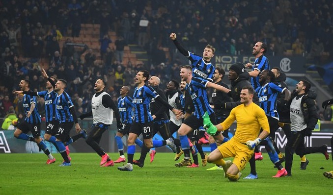 Para pemain Inter merayakan kemenangan 4-2 atas AC Milan usai laga. (Foto: Twitter/@Inter)