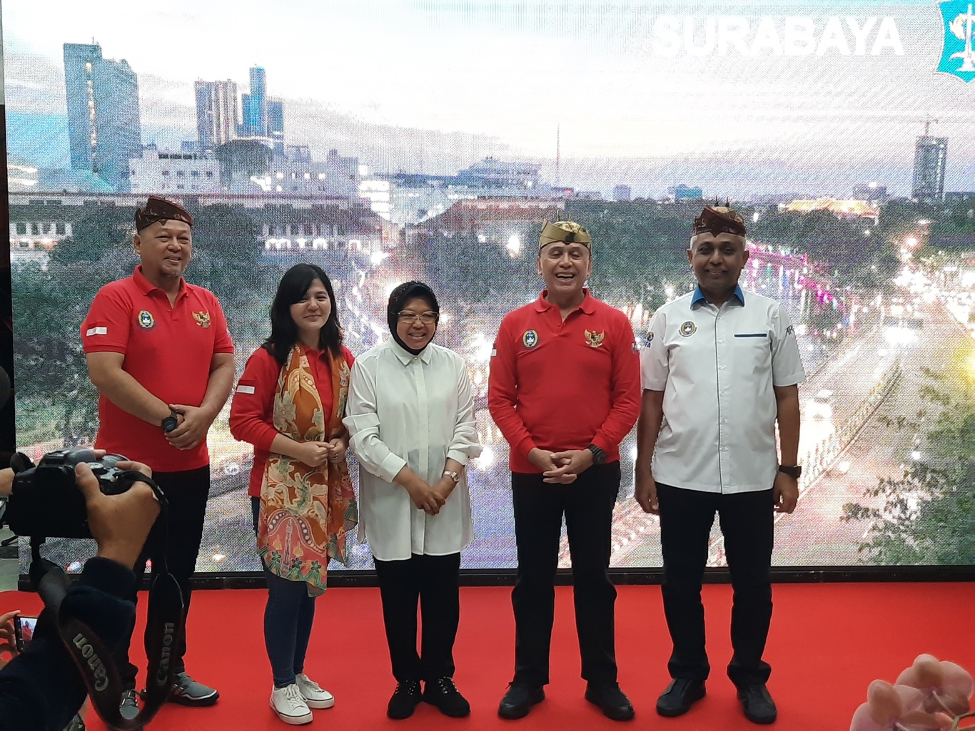 Wali Kota Surabaya Tri Rismaharini saat bertemu dengan Ketua PSSI di Rumah Dinas Wali Kota Surabaya. (Foto: Alief/ngopibareng.id)