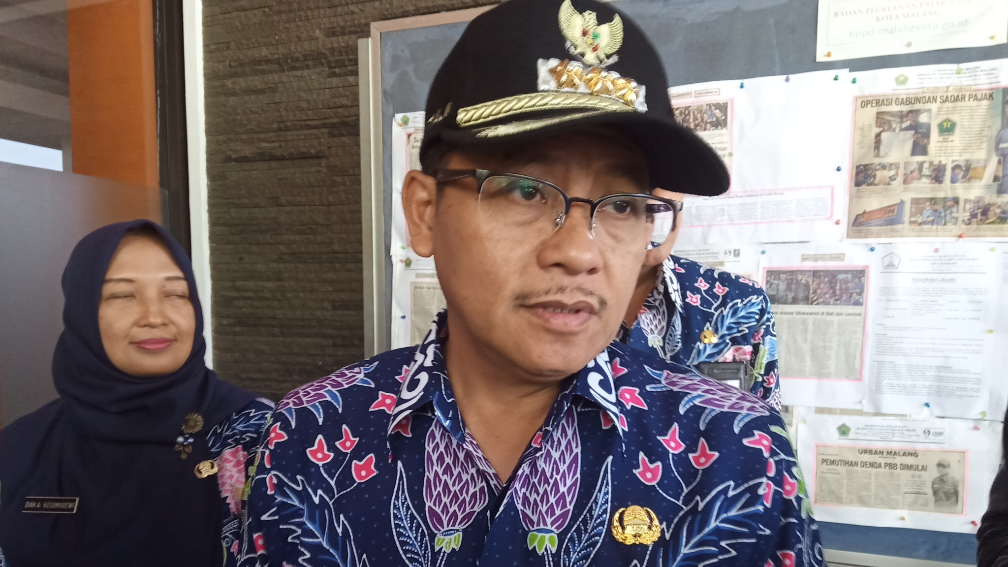 Wali Kota Malang Sutiaji saat diwawancarai (Foto: Theo/ngopibareng.id)