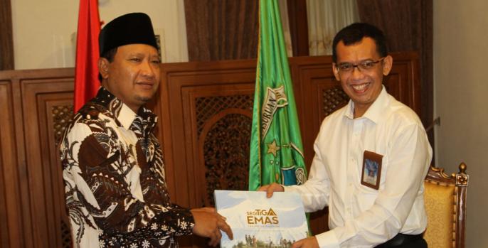 Bupati Pasuruan menerima penghargaan dari KKP. (Foto: Dok Humas)