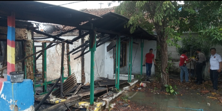 Rumah yang telah hangus dilalap api. (Foto: Andhin Dwi/ngopibareng.id) 
