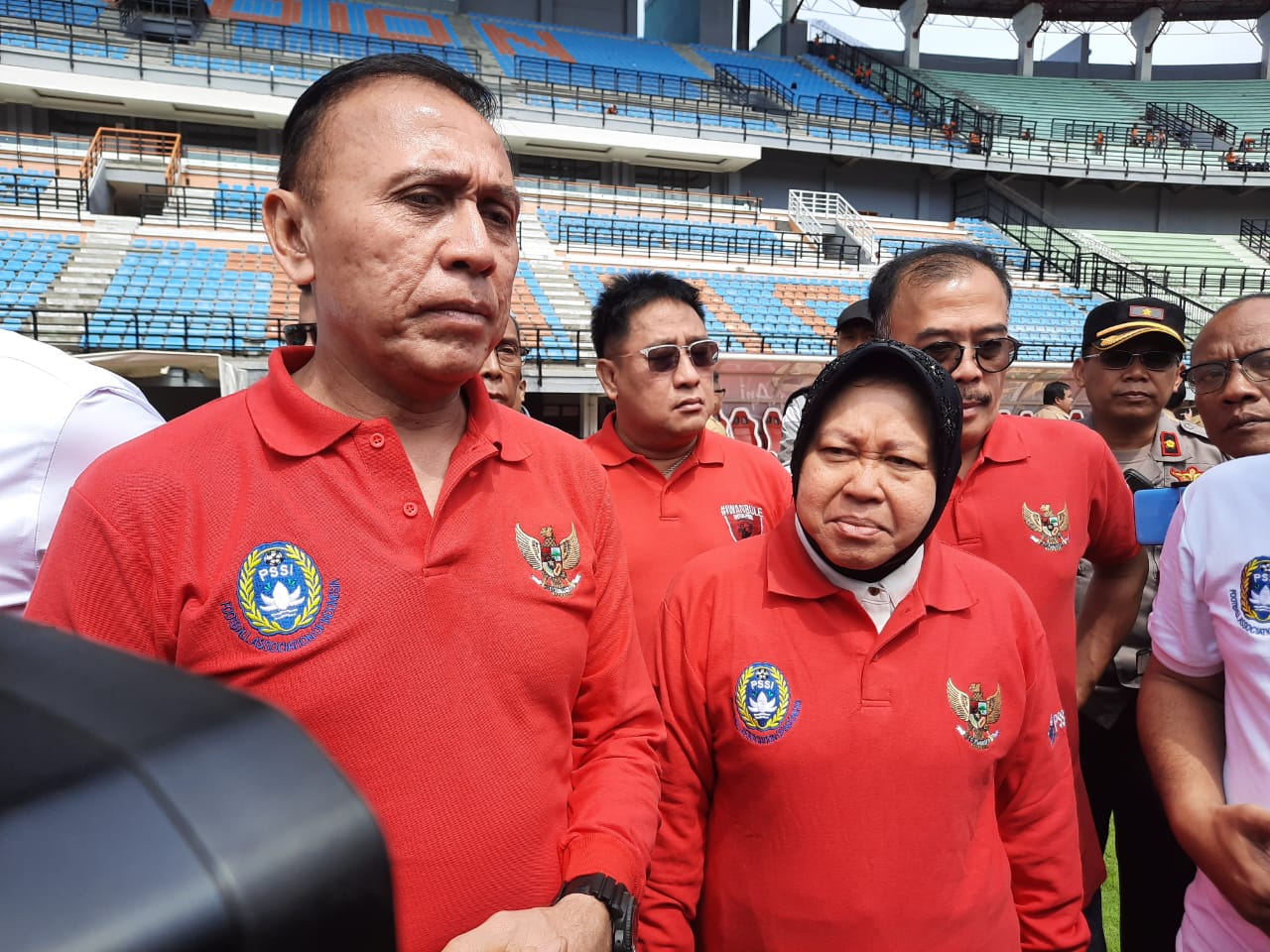 Wali Kota Surabaya Tri Rismahari saat bersama Ketua Umum PSSI Mochammad Iriawan meninjau Gelora Bung Tomo. (Foto: Alief/ngopibareng.id)