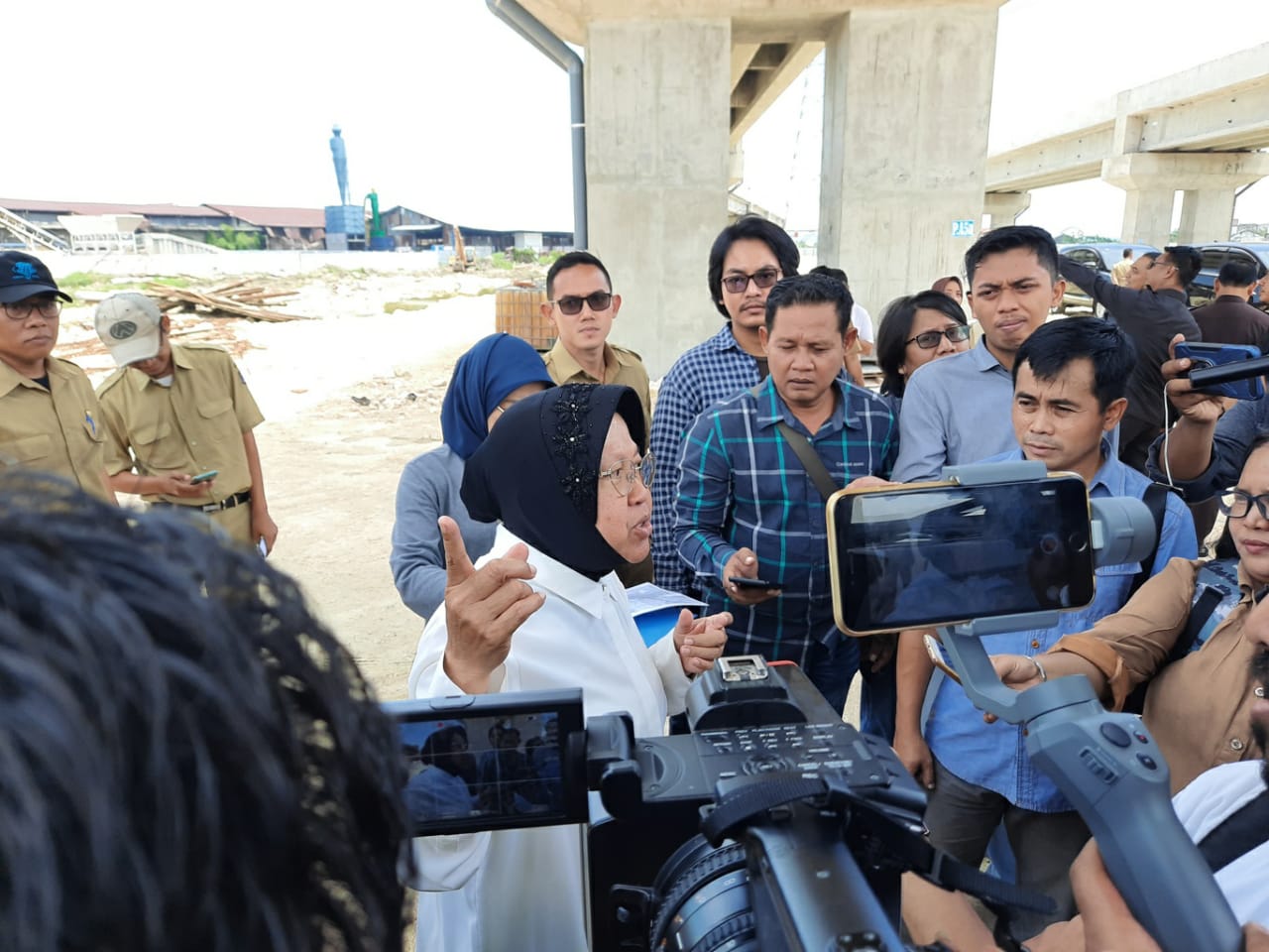 Wali Kota Surabaya Tri Rismaharini saat sidak ke flyover JLLB Sememi Surabaya. (Foto: Alief/ngopibareng.id)