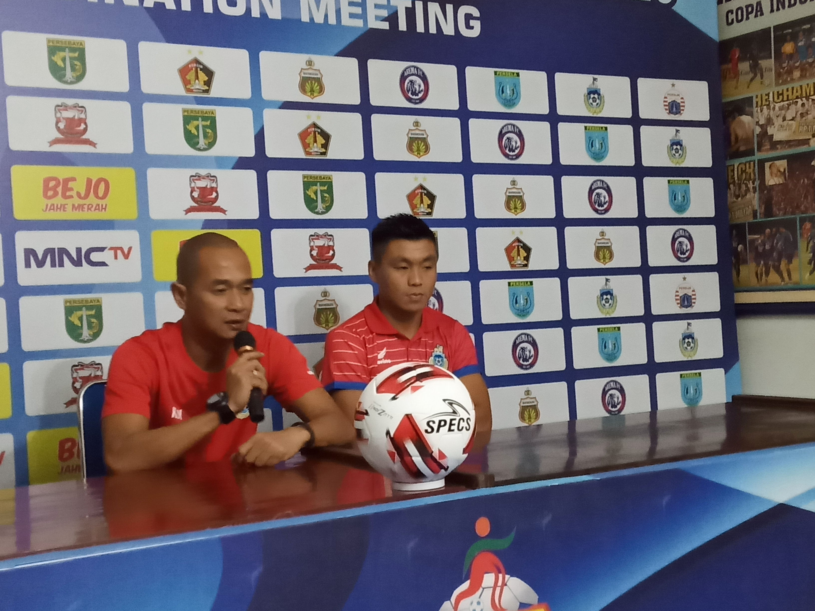 Pelatih Sabah FA, Kurniawan Dwi Yulianto saat sesi konferensi pers di Kantor Arema FC (Foto:Theo/ngopibareng.id)